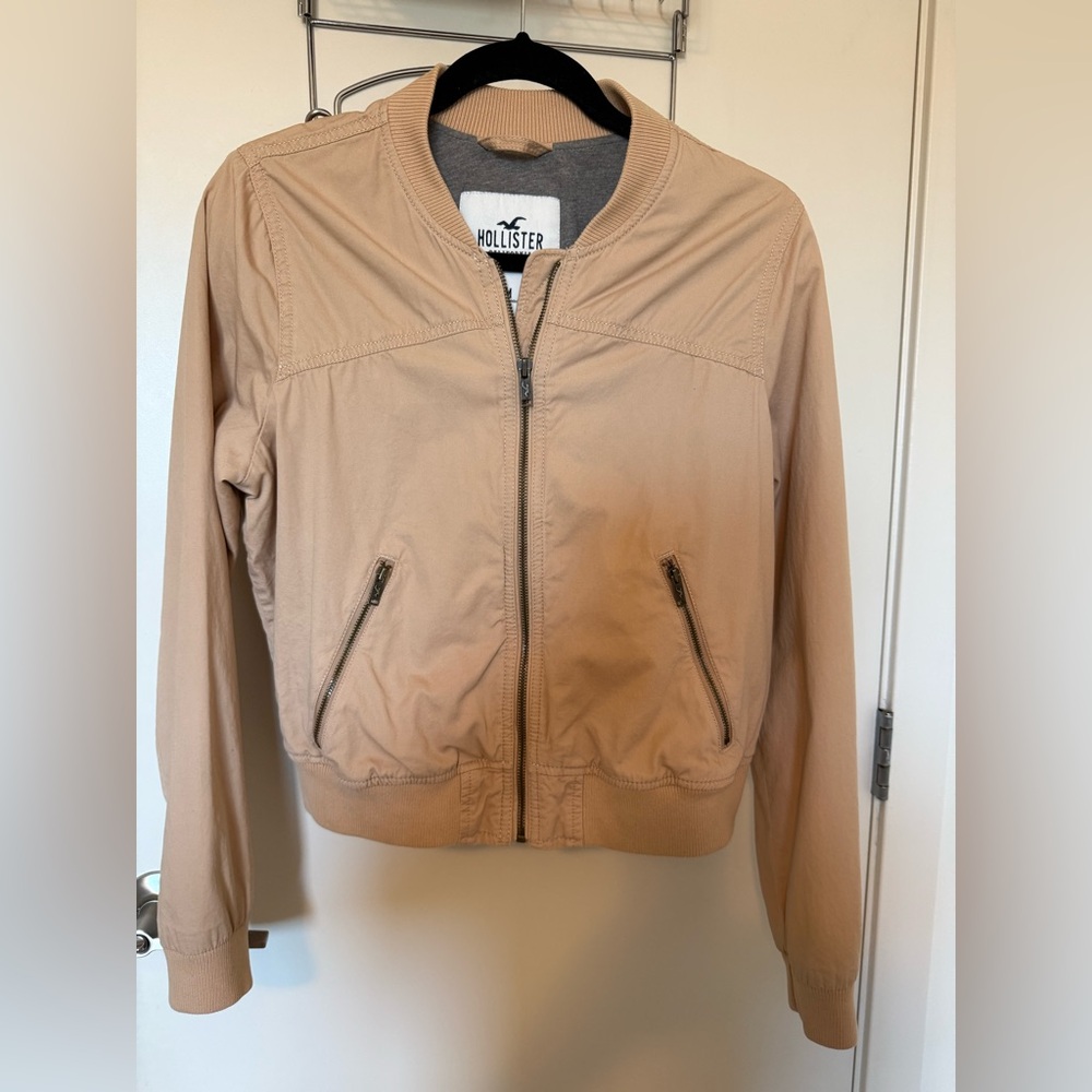 Hollister Women's Tan Bomber Jacket
MEDIUM
Pre-loved